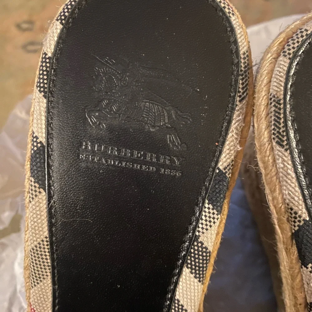 Burberry ladies platform Sandals - Picture 2 of 7